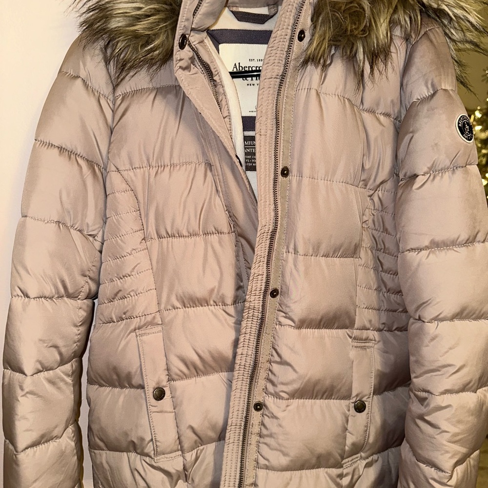 Women puffer jacket hardly used no stains tan color
